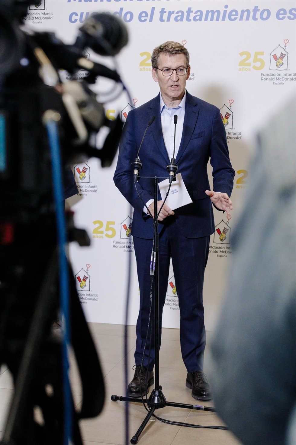 El presidente del Partido Popular, Alberto Núñez Feijóo, interviene durante su visita a la Casa Ronald McDonald, a 15 de febrero de 2023, en Madrid (España).