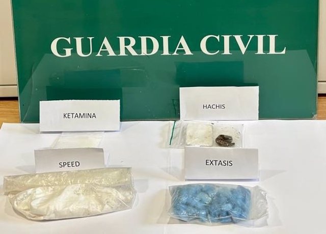 Sucesos.- La Guardia Civil detiene a dos hombres en el concejo de Valdés por tráfico de drogas
