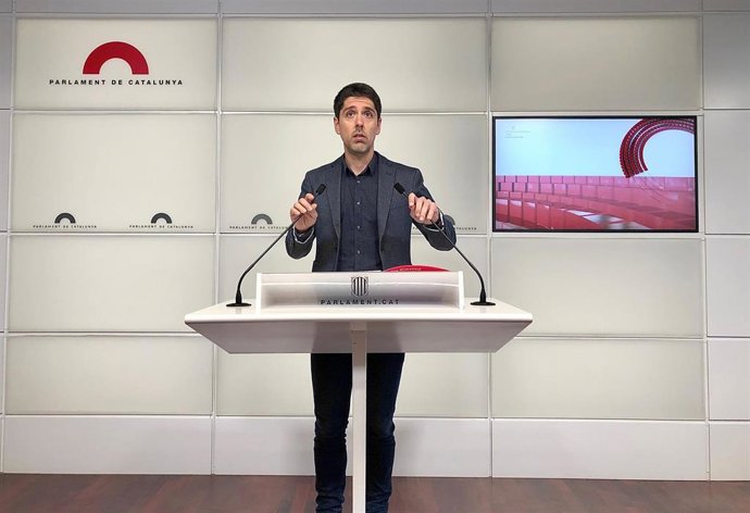 El portavoz de los comuns, David Cid, en rueda de prensa.