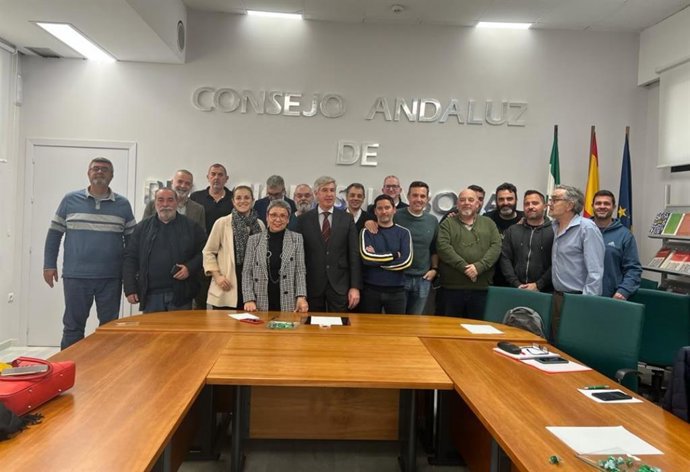 Dirigentes sindicales de Sanidad y Sectores Sociosanitarios de CCOO, tras la firma del convenio colectivo de servicios funerarios.