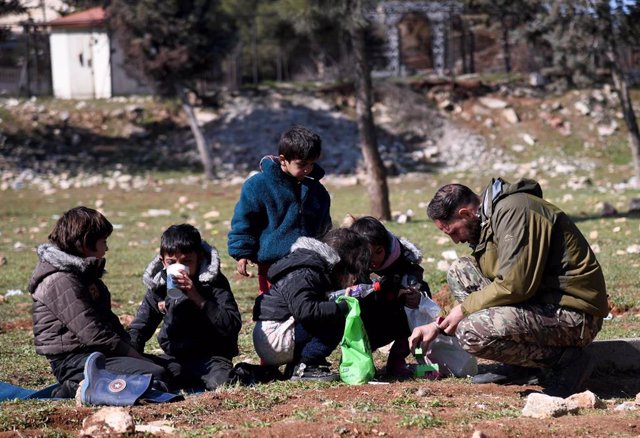 Menores desplazados por el terremoto en Alepo, Siria