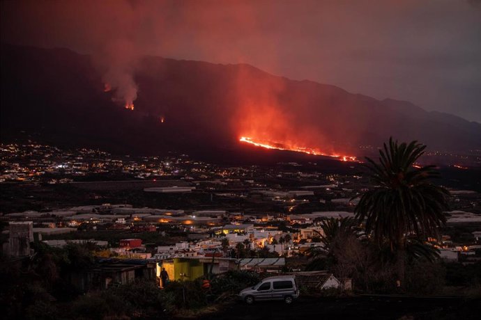 Archivo - Erupción del volcán vista desde la Montaña Tenisca en Los Llanos de Aridane, a 18 de noviembre de 2021, en La Palma, Santa Cruz de Tenerife, Canarias (España). El tremor volcánico ha empezado a descender otra vez en la zona de Cumbre Vieja y s