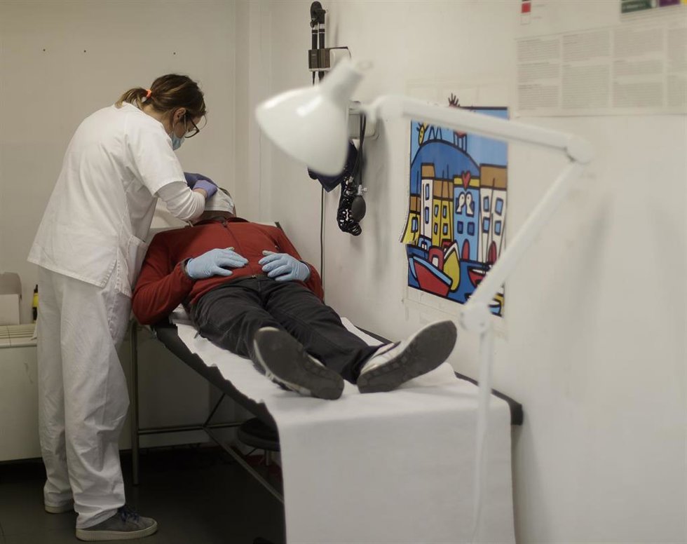 Archivo - Una doctora atiende a un niño