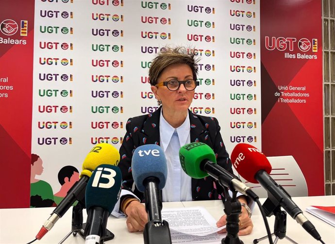 La secretaria de Políticas Sociales e Igualdad de UGT en Baleares, Xisca Garí, en rueda de prensa.