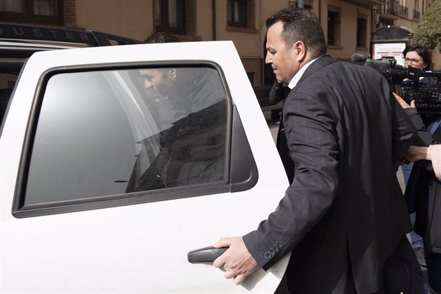 El concejal del grupo municipal de Ciudadanos en el Ayuntamiento de Teruel, Carlos Aranda, se mete en un coche a la salida del Juzgado