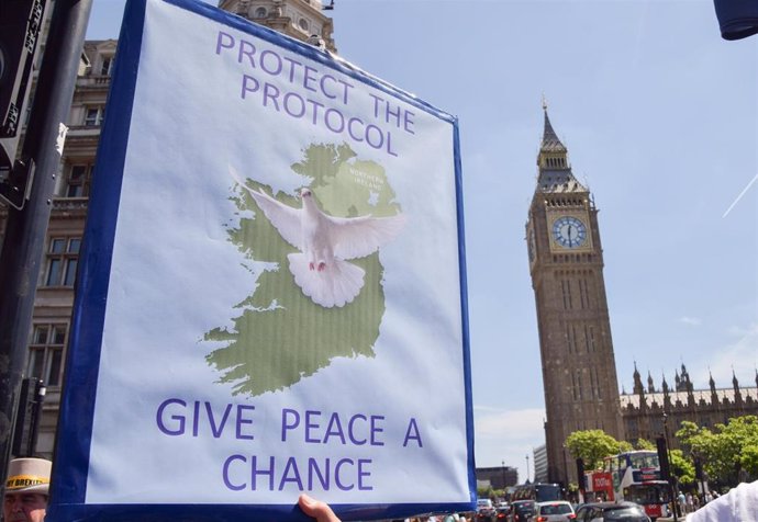 Archivo - Pancarta en favor del Protocolo de Irlanda del Norte durante una protesta en Londres