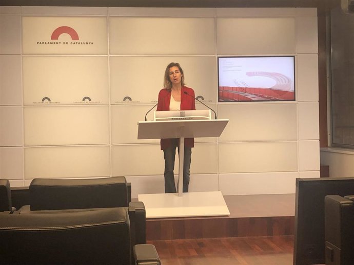 La diputada de la CUP en el Parlament Laia Estrada en una rueda de prensa en la Cámara catalana.