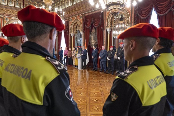 El alcalde de Bilbao, Juan Mari Aburto, recibe a los nuevos agentes de la Policía Municipal