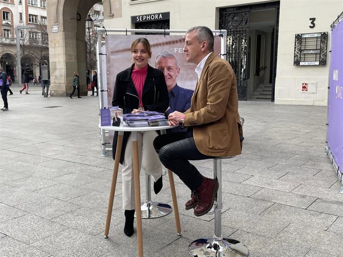La líder de Podemos Aragón, Maru Díaz, y el candidato de la formación morada a la Alcaldía de Zaragoza, Fernando Rivarés.