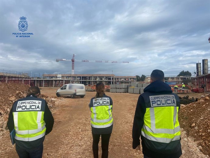 Archivo - Inspección en una obra en Mallorca