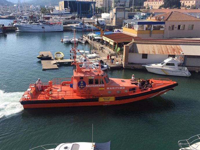 Archivo - Imagen de la Salvamar Mimosa llegando al Puerto de Cartagena tras interceptar una patera con inmigrantes a bordo 
