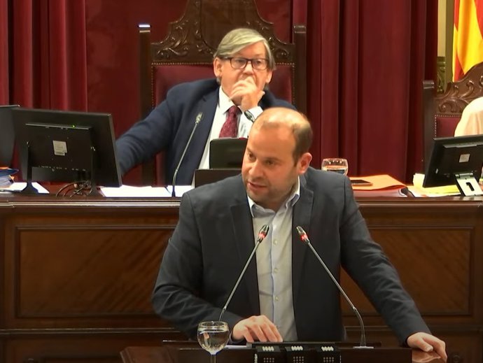 El conseller de Medio Ambiente y Territorio, Miquel Mir, en una intervención en el Parlament.