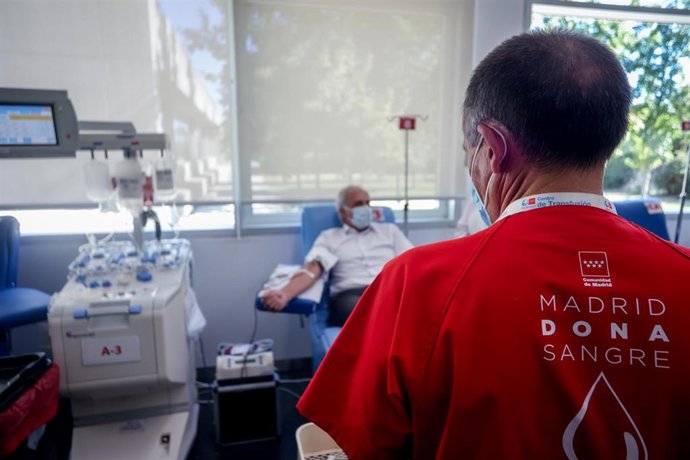 Archivo - Un sanitario frente al consejero de Sanidad de la Comunidad de Madrid, Enrique Ruiz Escudero
