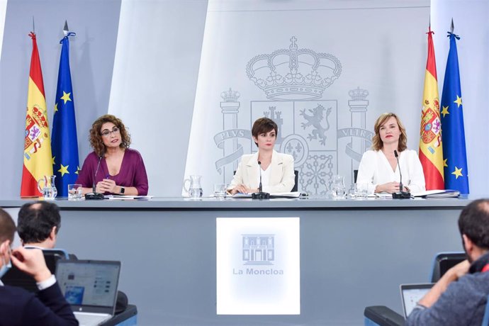 La ministra de Hacienda y Función Pública, María Jesús Montero, la ministra de Política Territorial y portavoz del Gobierno, Isabel Rodríguez, y la ministra de Educación y Formación Profesional, Pilar Alegría, en la rueda de prensa este martes.