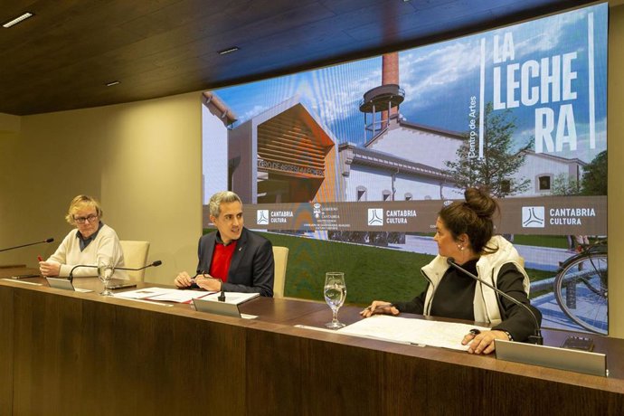 El vicepresidente y consejero de Cultura, Pablo Zuloaga; la directora general de Acción Cultural, Gema Agudo; y la concejala de Torrelavega Esther Vélez informan sobre el proyecto de La Lechera