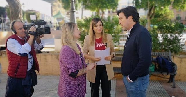 La parlamentaria andaluza por el PSOE de Huelva y portavoz adjunta del Grupo Socialista en la Cámara autonómica, María Márquez, acompañada por socialistas onubenses.