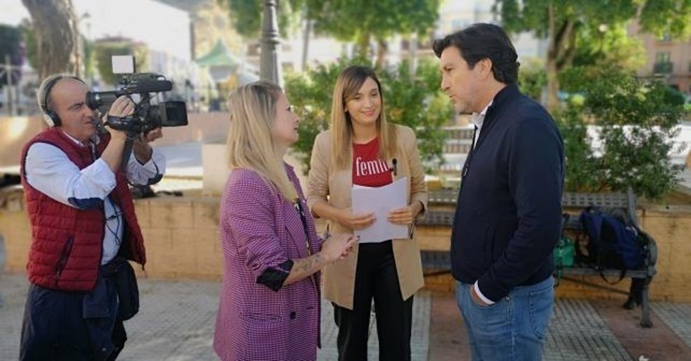 La parlamentaria andaluza por el PSOE de Huelva y portavoz adjunta del Grupo Socialista en la Cámara autonómica, María Márquez, acompañada por socialistas onubenses.