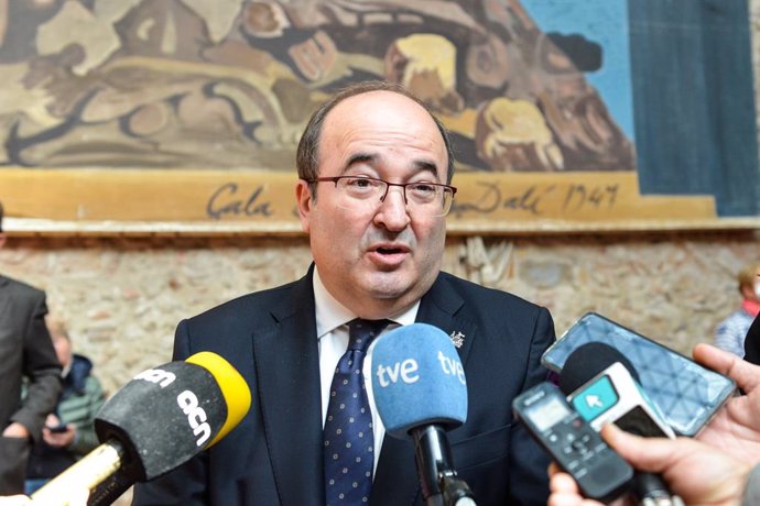 Archivo - Atención a los medios del ministro de Cultura, Miquel Iceta, que este jueves ha visitado la Fundació Dalí en Figueres (Girona).
