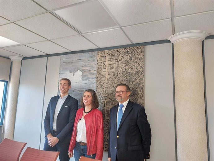 (I-D) El CEO De Negocio Del RCD Mallorca, La Regidora De Modelo De Ciudad, Vivienda Digna Y Sostenibilidad, Neus Truyol, Y El Presidente De Los Copropietarios De La Entidad Bermellona, Joan Miquel Aguiló I Martí