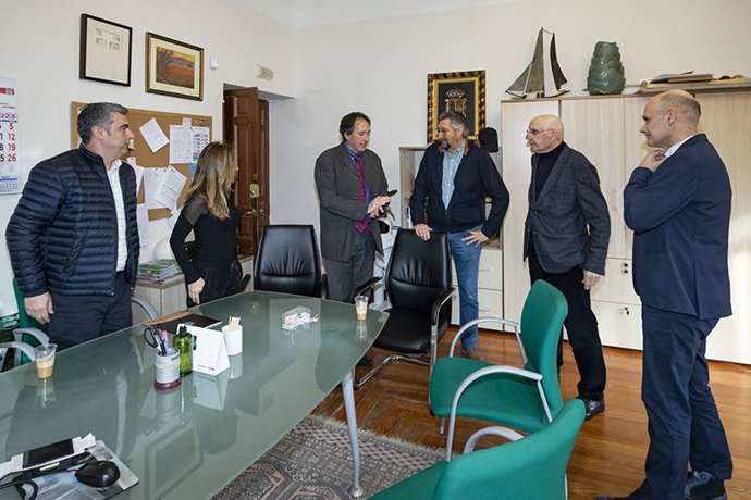 El consejero de Obras Públicas, junto con los alcaldes de Los Corrales de Buelna y San Felices de Bueln