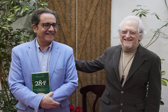 El autor del libro, José Luis de Villar, junto con Alejandro Rojas-Marcos, en la presentación de la obra '28-F. Toda la verdad sobre la conquista de la Autonomía por el pueblo andaluz'.
