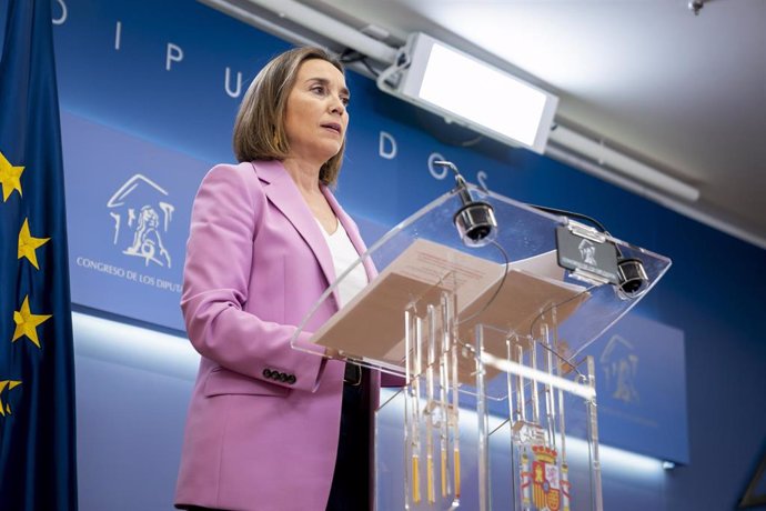 La portavoz del PP en el Congreso, Cuca Gamarra, durante una rueda de prensa anterior a la reunión de la Junta de Portavoces, en el Congreso de los Diputados, a 21 de febrero de 2023, en Madrid (España).