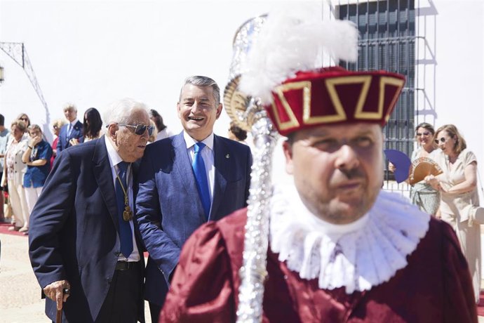 Archivo - El consejero de Presidencia, Administración Pública e Interior de la Junta, Antonio Sanz, (d) junto al presidente de la Real Sociedad Colombina, José María Segovia, (i) durante el acto de conmemoración del 530 aniversario de las Carabelas. Arc