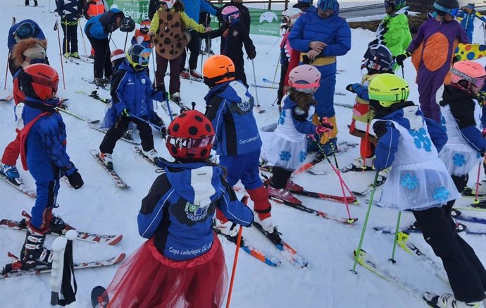 Usuarios de la estación de Valle de Laciana-Leitariegos, disfrazados durante estos días de Carnaval.