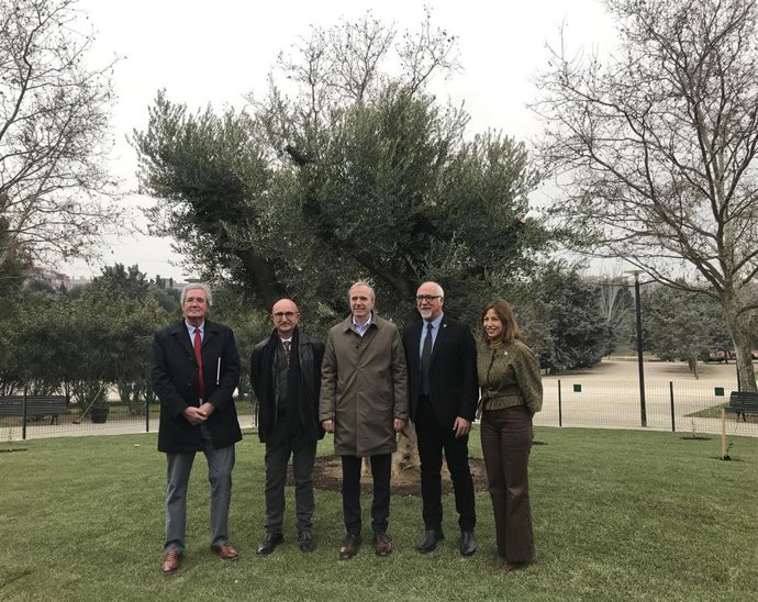 El alcalde de Zaragoza, Jorge Azcón; la consejera municipal de Servicios Públicos y Movilidad, Natalia Chueca; el presidente de la asociación "The Garden of Peace", Francesco Serafini; y el director de CIHEAM Zaragoza, Raúl Compés, en el Jardín de la Paz