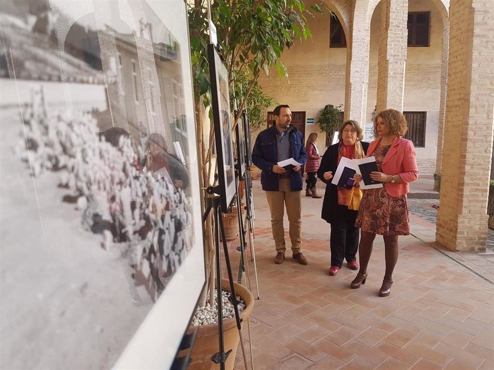 Archivo - La parlamentaria socialista Adela Castaño, en una imagen de archivo de una visita a una muestra sobre Memoria Democrática.