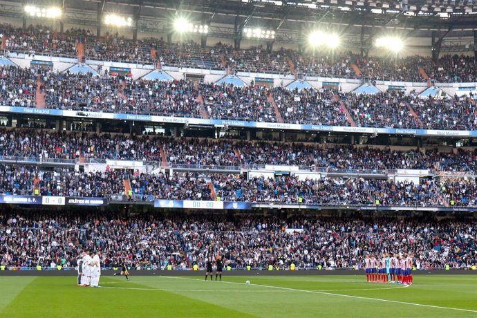 Archivo - Minuto de silencio en un Real Madrid-Atlético en el Santiago Bernabéu