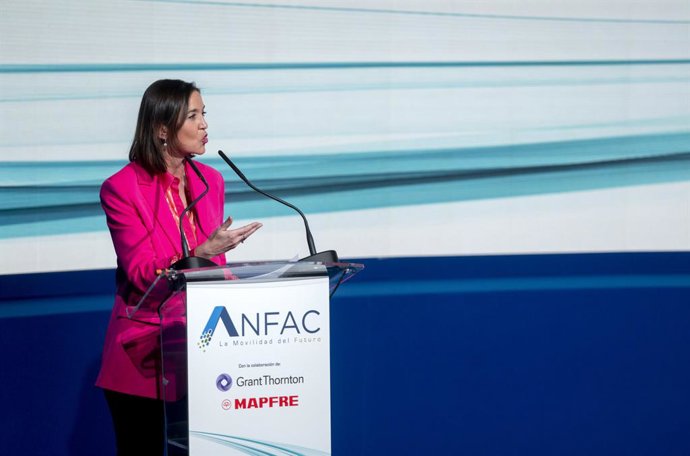 La ministra de Industria, Comercio y Turismo, Reyes Maroto, interviene durante la tercera edición del Foro ANFAC, en el Palacio de Linares, a 21 de febrero de 2023, en Madrid (España). 