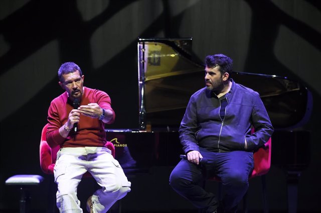 El actor y promotor, Antonio Banderas, (i) durante la presentación Conciertos de la Sinfónica Pop del Soho