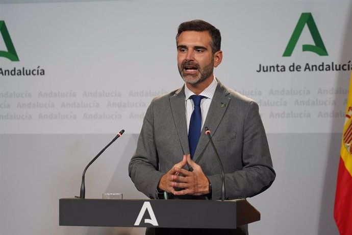 El consejero de Sostenibilidad, Medio Ambiente y Economía Azul y portavoz del Gobierno, Ramón Fernández-Pacheco, interviene en la rueda de prensa posterior al Consejo de Gobierno de la Junta de Andalucía, a 21de febrero  de 2023, en Sevilla (Andalucía, 