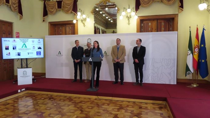 La delegada de la Junta en Almería comunica las Banderas de Andalucía 2023.