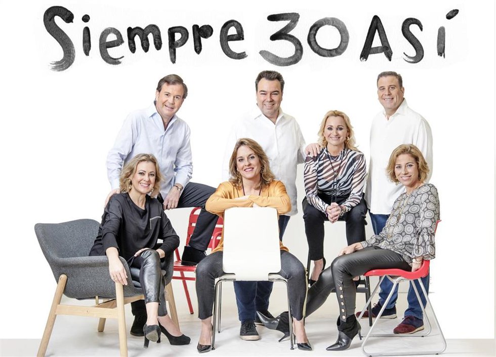 Archivo - Integrantes del grupo musical Siempre Así, con Rafa Almarcha en el centro, en una foto de archivo.