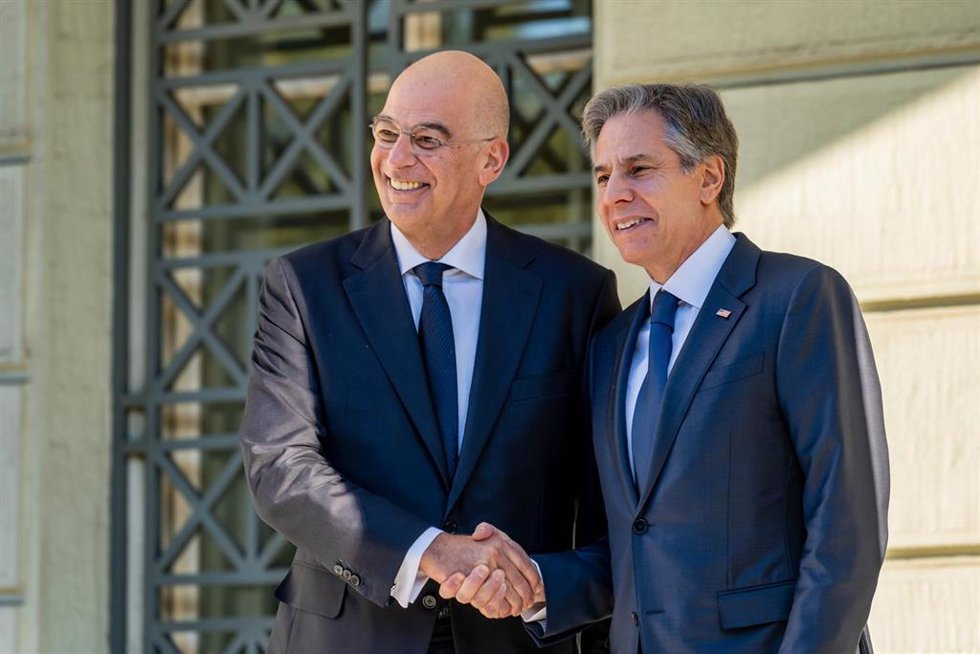 El secretario de Estado de EEUU, Antony Blinken, a la derecha, junto a su homólogo griego, Nikos Dendias, antes de reunirse en Grecia.