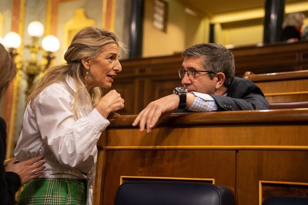 La vicepresidenta segunda y ministra de Trabajo y Economía Social, Yolanda Díaz y el portavoz del PSOE en el Congreso de los Diputados, Patxi López, conversan durante una sesión de control al Gobierno, en el Congreso de los Diputados, a 8 de febrero de 