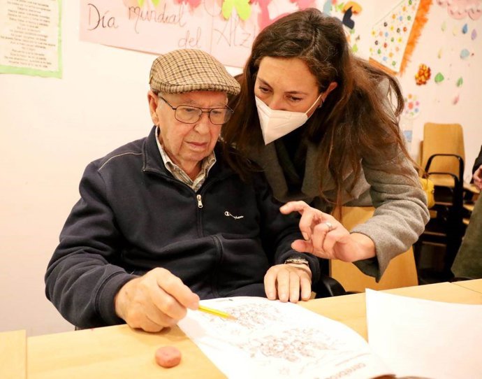 Archivo - La consejera de Inclusión Social, Loles López, en una imagen de archivo de una visita a una residencia.  