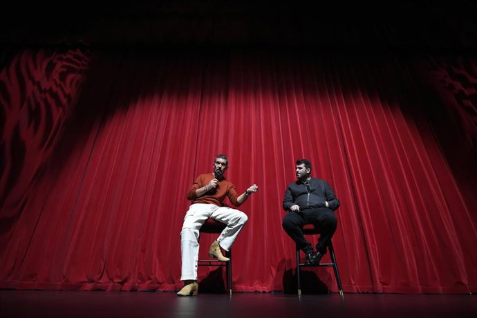 El actor y promotor, Antonio Banderas, (i) durante la presentación Conciertos de la Sinfónica Pop del Soho