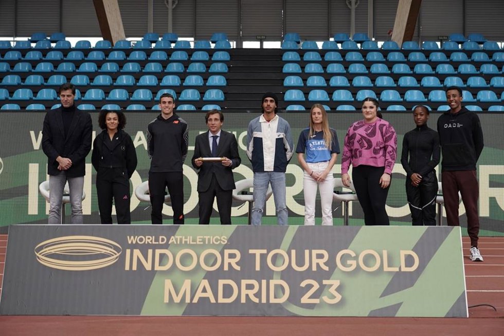 El presidente de la RFEA, Raúl Chapado; el alcalde de Madrid, José Luis Martínez-Almeida; y los atletas Jal Sakura-Bestué, Mariano García, Mohamed Katir, Lorea Ibarzabal, Chase Ealey, Cyréna Samba-Mayela y Yared Nuguse.
