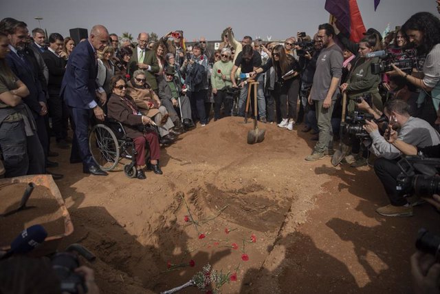 Acto institucional con el que se ha dado por cerrada la fosa de Pico Reja, en el cementerio de Sevilla.