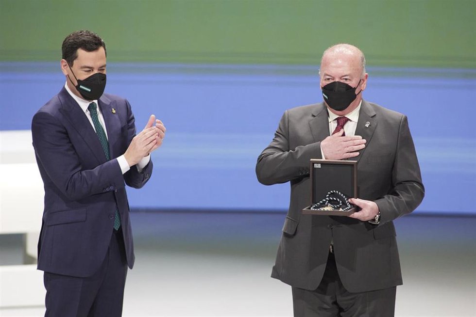 Archivo - El presidente de la Junta, Juanma Moreno, entrega el premio Manuel Clavero, a la Fundación Blas Infante durante el acto de entrega de Medallas de Andalucía 2022 en el Teatro de la Maestranza, a 28 de febrero de 2022 en Sevilla (Andalucía, Espa