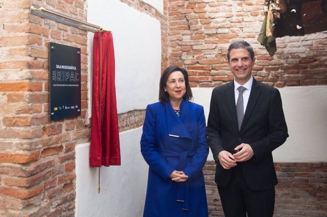 El alcalde de Alcalá de Henares, Javier Rodríguez Palacios, y la ministra de Defensa, Margarita Robles