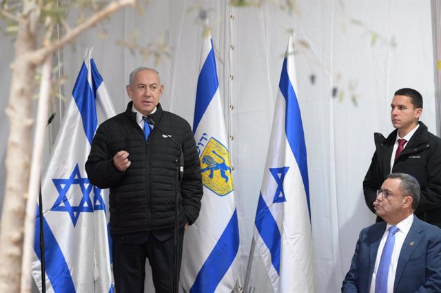 El primer ministro de Israel, Benjamin Netanyahu (i)