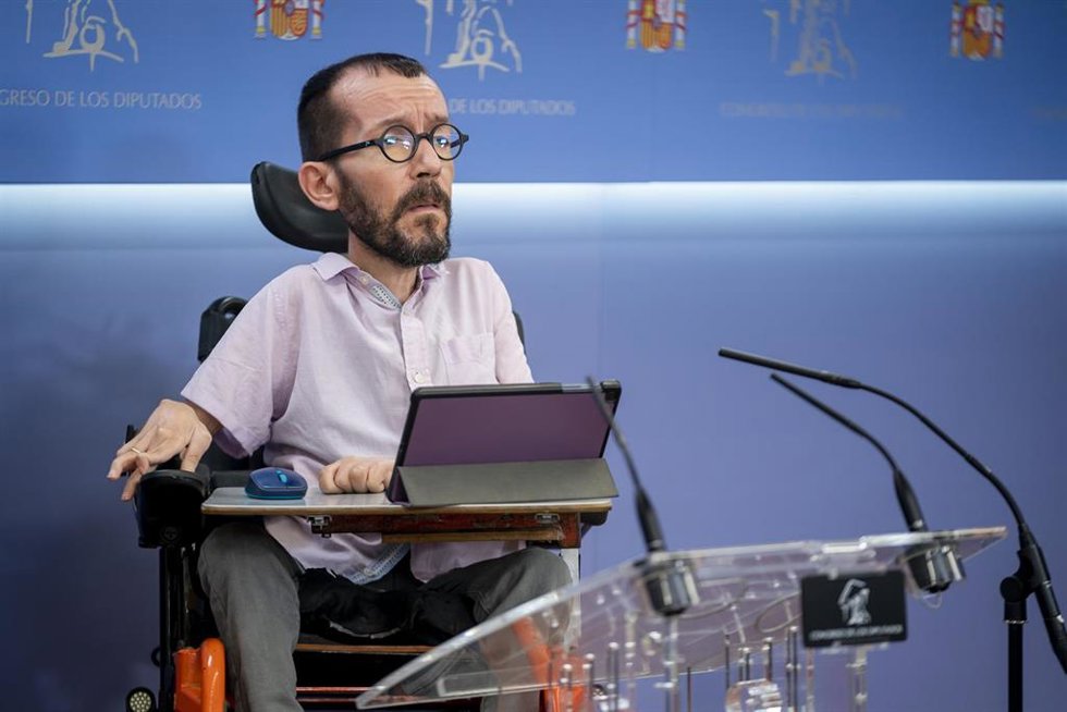 El portavoz de Unidas Podemos en el Congreso, Pablo Echenique, durante una rueda de prensa posterior a la reunión de la Junta de Portavoces, en el Congreso de los Diputados, a 21 de febrero de 2023, en Madrid (España).