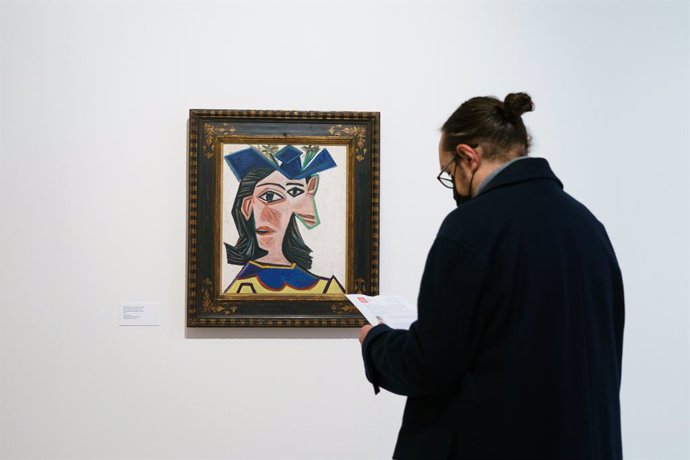 Archivo - February 15, 2022, Madrid, Spain: A visitor observes the painting, Bust of a woman with a hat by Beyeler Collection during the exhibition ''Picasso Faces and Figures'' at the Royal Academy of Fine Arts in Madrid..The exhibition is built around