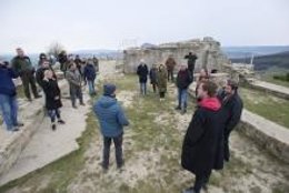 Visita de los parlamentarios a la zona del yacimiento de Irulegi.