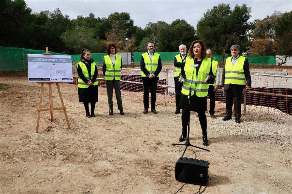 La presidenta del Govern, Francina Armengol, durante la visita a las obras de la red de saneamiento de Playa de Palma, junto al alcalde, José Hila.