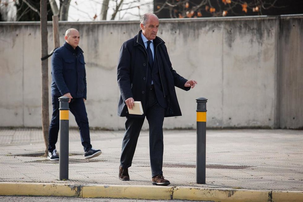 El expresidente valenciano Francisco Camps (d) a su llegada a la sede de la Audiencia Nacional, a 20 de febrero de 2023, en San Fernando de Henares, Madrid (España). 